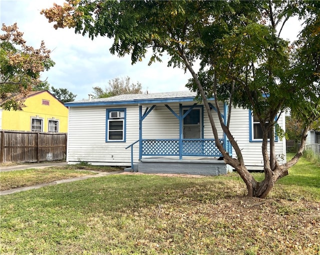 view of front of property featuring covered porch and a front lawn