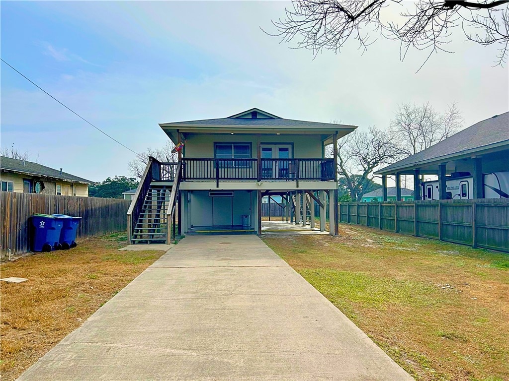 view of front of house with covered porch and a front yard