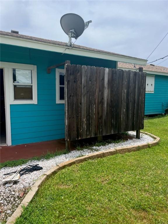 66 Redfish Dr, Rockport, TX 78382 - view of side of home