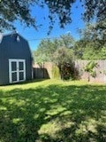 view of yard featuring an outbuilding