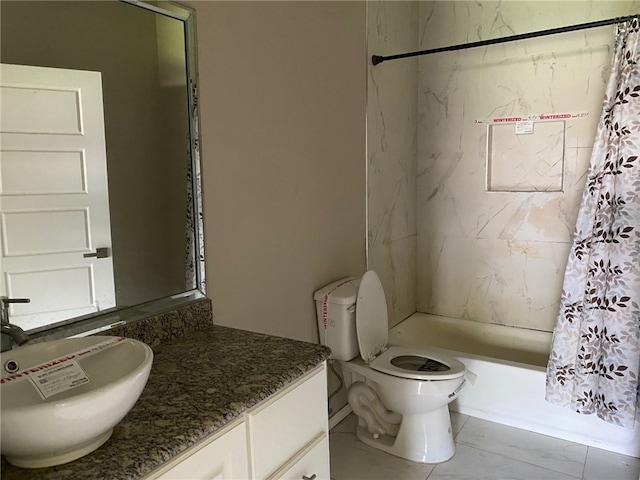 1622 S Reynolds St, Alice, TX 78332 - bathroom featuring a shower with curtain, vanity, and toilet