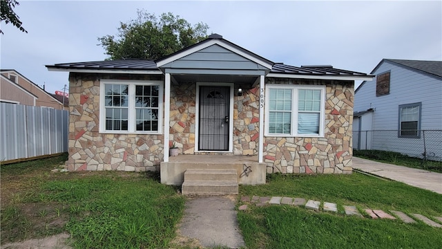 bungalow featuring a front lawn