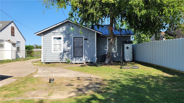 exterior space featuring a front yard