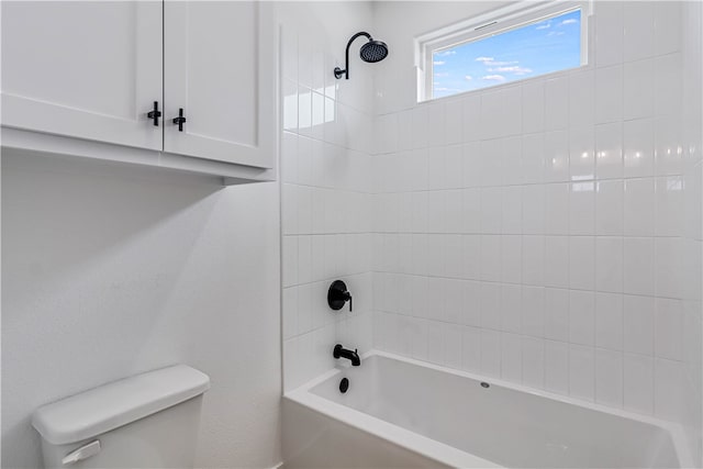 bathroom with tiled shower / bath and toilet