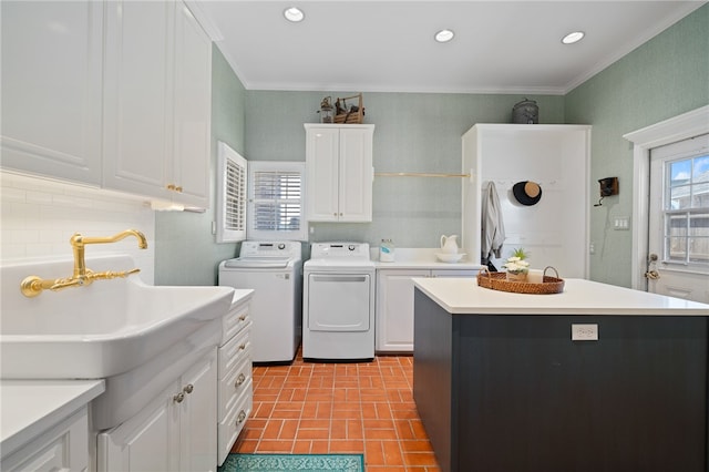 washroom featuring cabinets, sink, crown molding, and independent washer and dryer