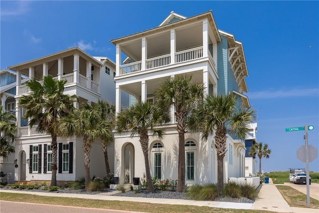 view of front of home with stucco siding and a balcony