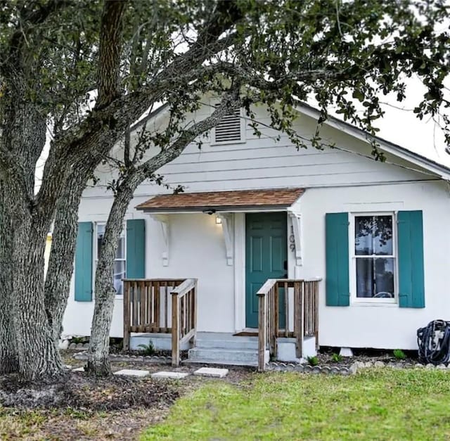 109 S Verne St, Rockport, TX 78382 - bungalow-style house with a front yard