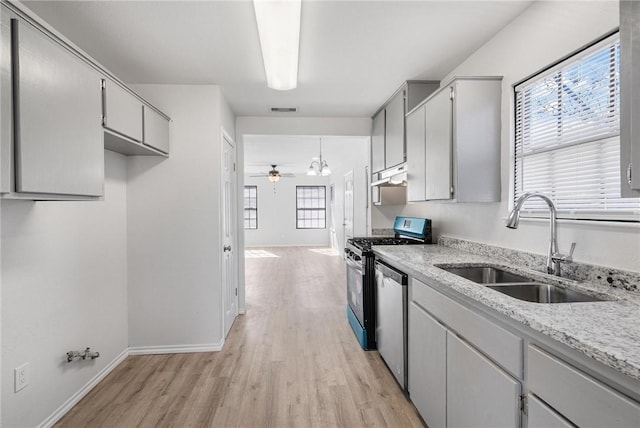 kitchen with sink, gray cabinetry, stainless steel appliances, light hardwood / wood-style floors, and decorative light fixtures