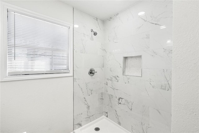 bathroom featuring a tile shower