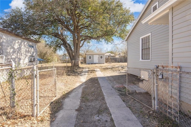 view of yard with an outbuilding