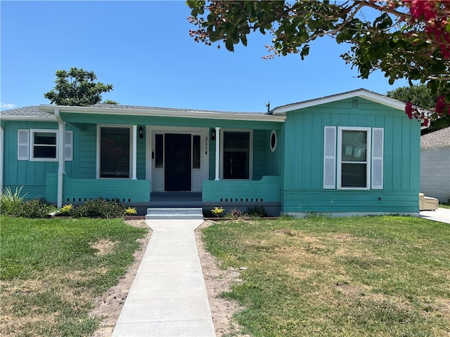 view of front of house featuring a front lawn and covered porch