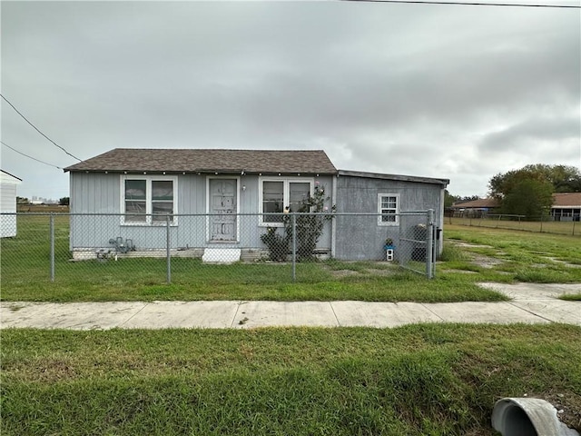 bungalow featuring a front yard