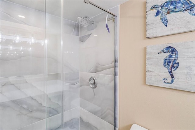 bathroom featuring tiled shower