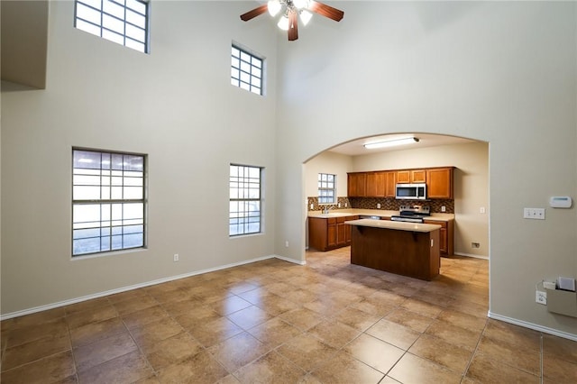 kitchen featuring tasteful backsplash, plenty of natural light, stainless steel appliances, and ceiling fan