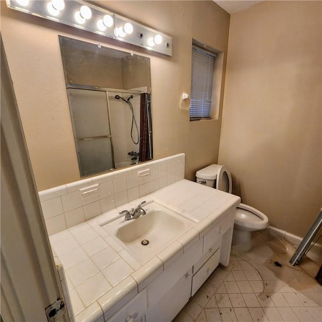 full bathroom featuring tasteful backsplash, baseboards, a shower, toilet, and vanity