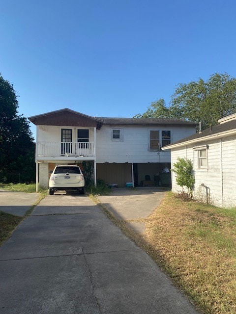 view of front facade featuring a carport