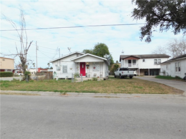 view of front facade with a front lawn