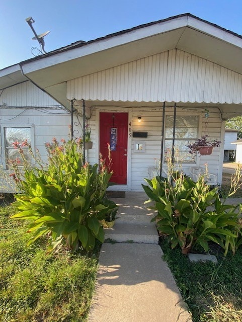 entrance to property featuring a porch