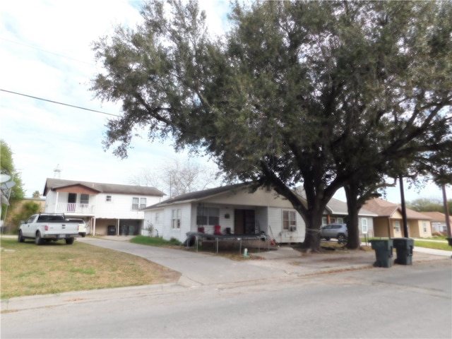 view of front of property featuring a front yard