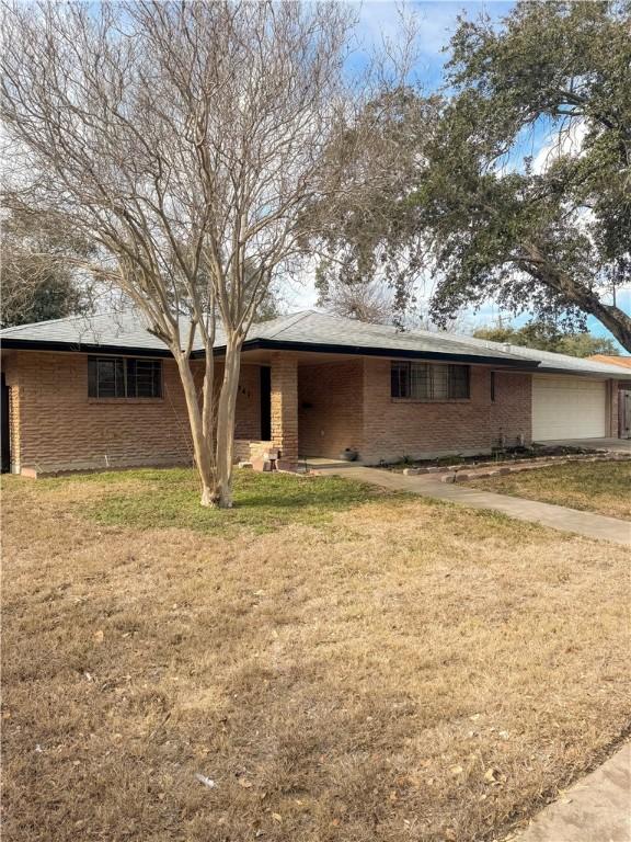 ranch-style house featuring a front lawn