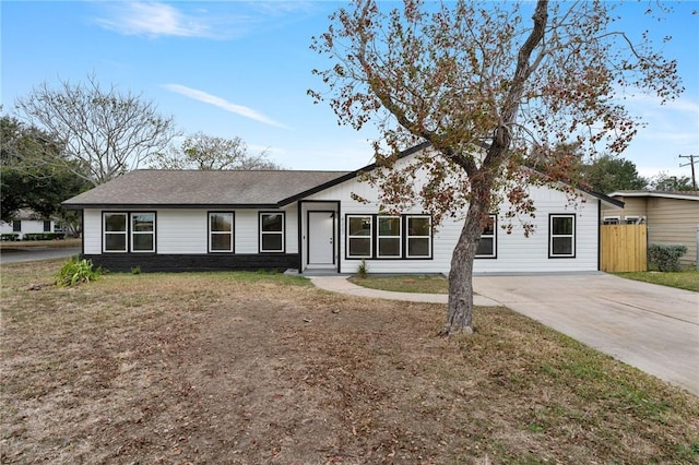 single story home with a front yard