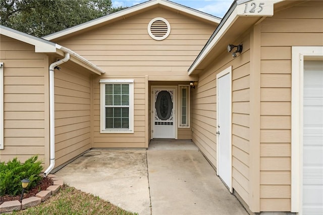 entrance to property with a patio