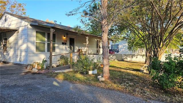 view of front of property featuring a front yard