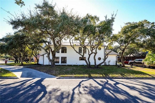 view of front of home featuring a front lawn