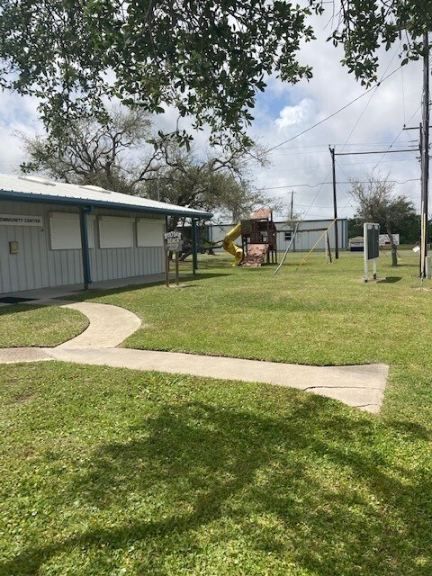 408 W Royal Oak Ln, Rockport, TX 78382 - photo 21