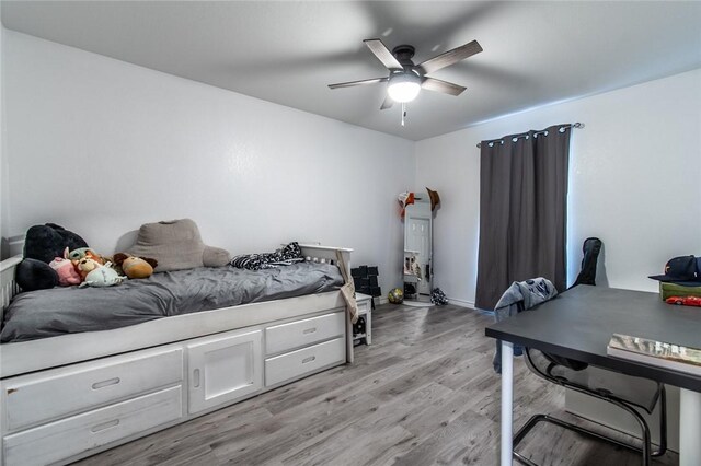 15957 San Felipe Dr, Corpus Christi, TX 78418 - bedroom featuring light wood-style floors, a desk, and ceiling fan