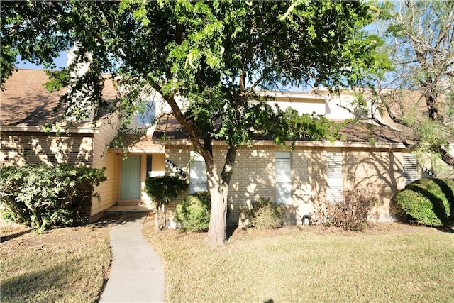 view of front of property with a front yard