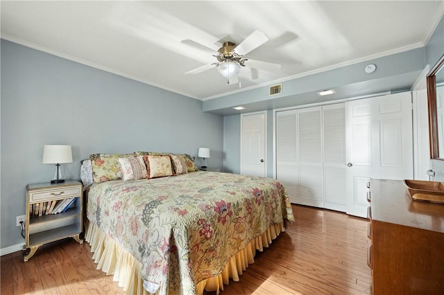 bedroom with ceiling fan, a closet, light hardwood / wood-style flooring, and ornamental molding