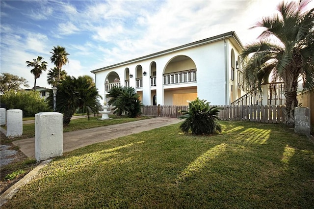 view of front facade with a front yard