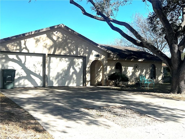 view of front facade featuring a garage