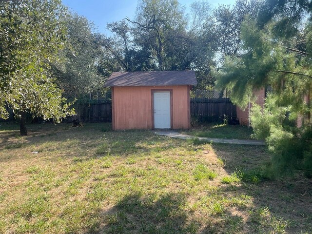 view of yard with a shed