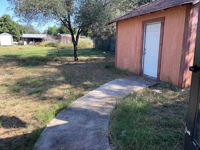 view of yard with a storage unit