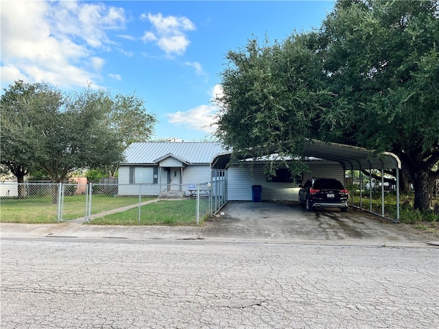 view of front of property featuring a front lawn and a carport