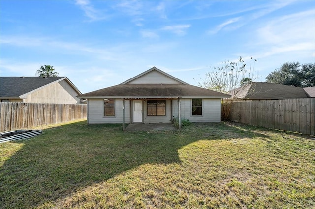 view of front of home featuring a front yard