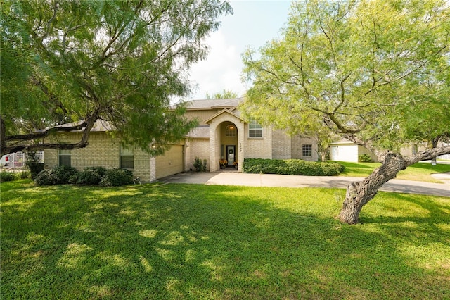 view of front of property featuring a front lawn