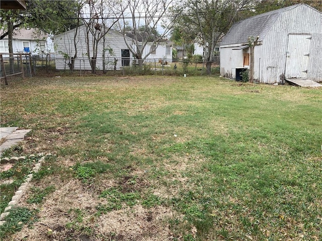 view of yard featuring a storage shed