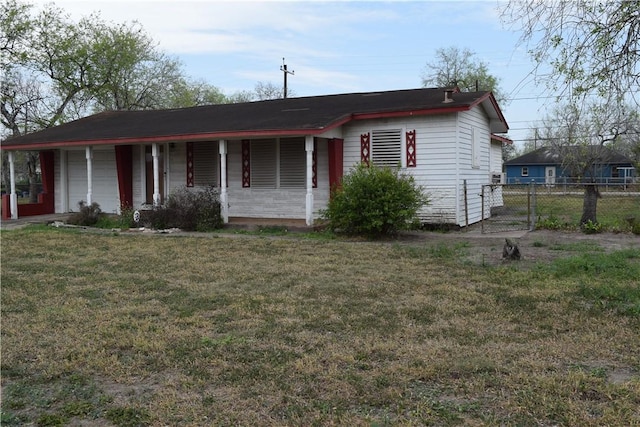 view of front of property featuring a porch, fence, a garage, and a front yard