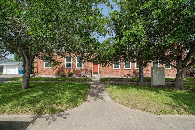 view of front of property featuring a front lawn