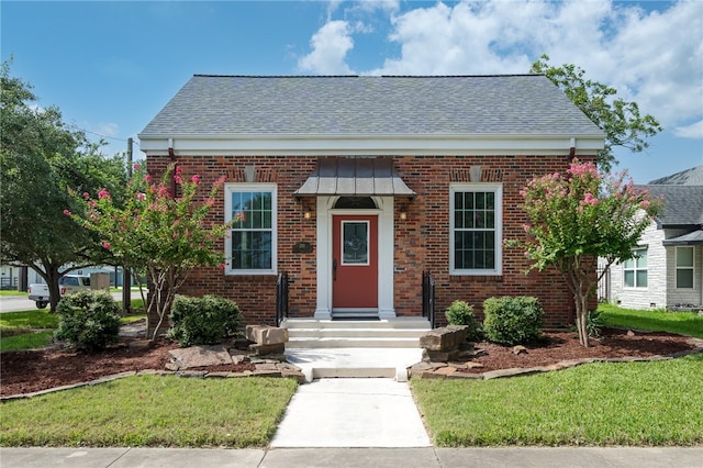 view of front of property featuring a front lawn