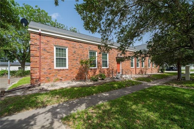 view of front of property with a front yard