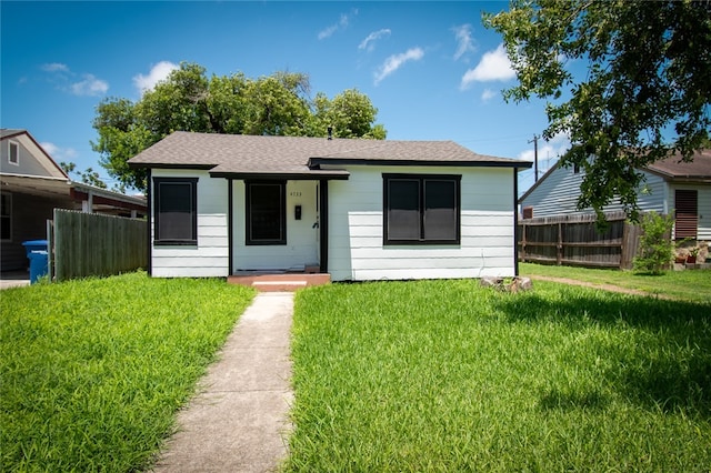 view of front facade featuring a front lawn