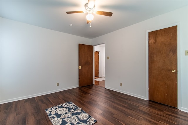 unfurnished room with dark wood-type flooring and ceiling fan