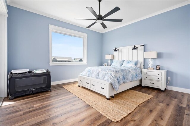 living room with ornamental molding, a healthy amount of sunlight, sink, and light hardwood / wood-style flooring