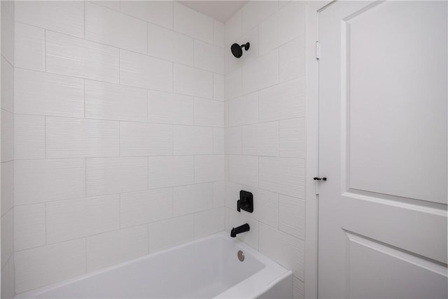 bathroom featuring tiled shower / bath