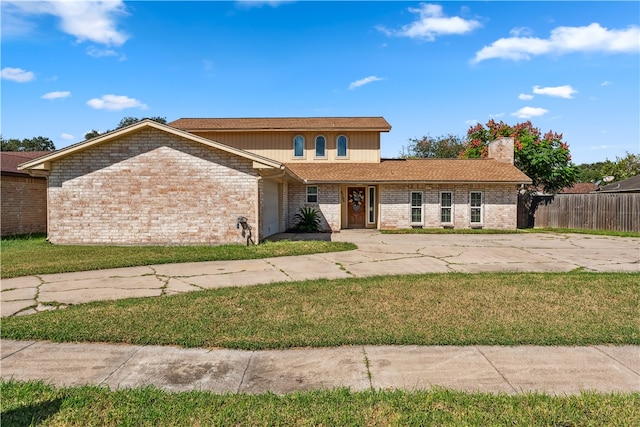 view of front facade featuring a front yard