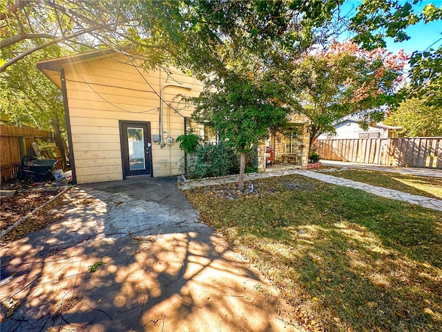 view of front of home with a front lawn